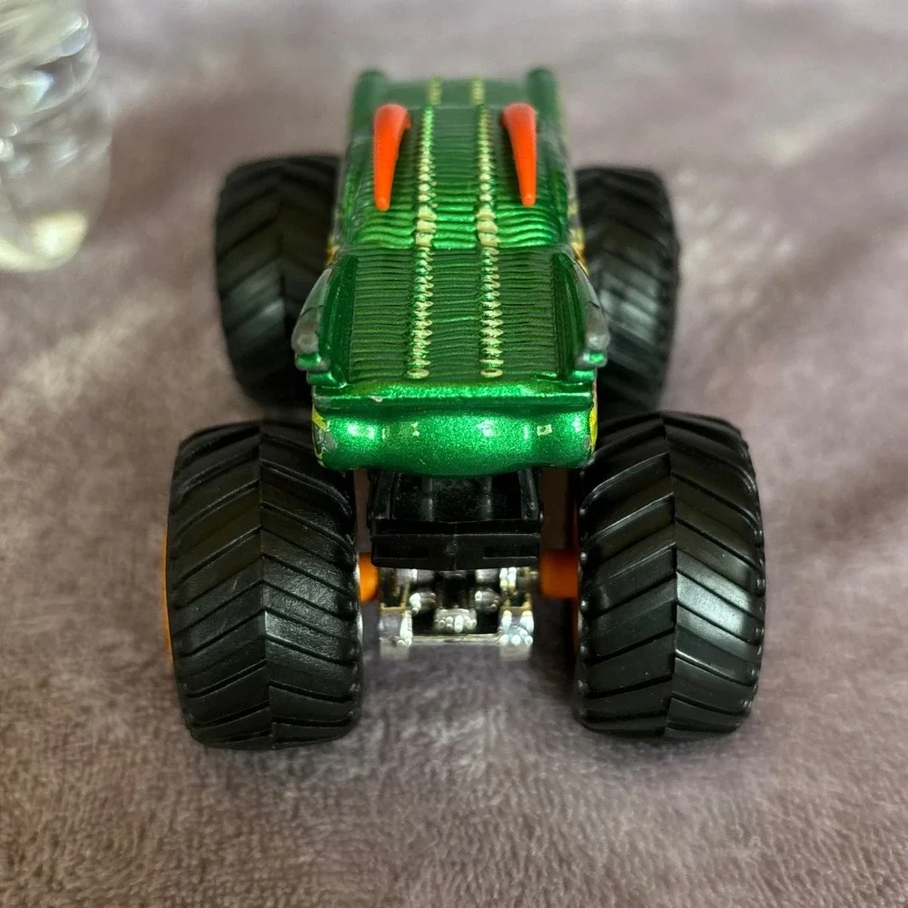 Hot Wheels Monster Jam Dragon Monster Truck 1:64 Die-Cast Green Orange Horns